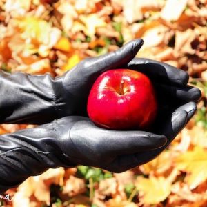 Leather Gloves sin Detroit Domina holding apple